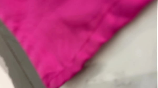 PADRASRTRO PERVERTIDO SE ESCONDE EN LA HABITACION DE SU HIJASTRA Y NO SE AGUANTA LAS GANAS DE PROBARLE EL COÑO MIENTRAS ESTA DESCANSANDO